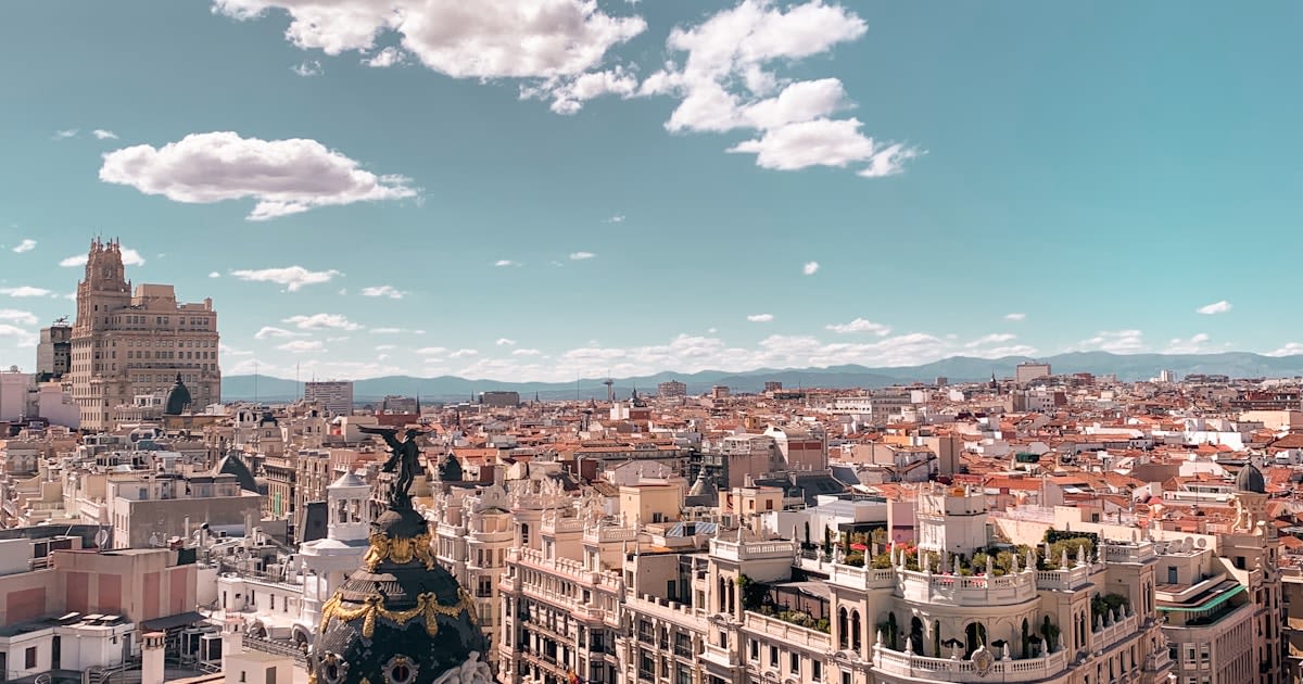 Madrid cannabis clubs vs Amsterdam coffeeshops – comparison of two cannabis tourism models