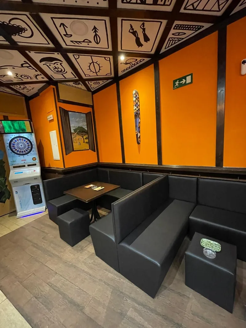 Green-themed lounge area at Hakuna Matata Social Club Madrid